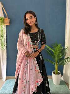 Broderie de créateur indien noir Lehenga Choli pour femme avec Dupatta personnalisable pour les fêtes de mariage - Product Image 2