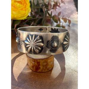 Brazalete Elvira Bill de Plata de Ley con Forma de Flor para Regalo - Product Image 1