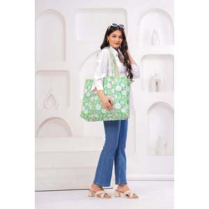 Bolso Tote de Algodón con Estampado Floral Hecho a Mano, Verde y Blanco, Acolchado, con Asa, Ecológico, Cierre Abierto, para Uso Diario - Product Image 4