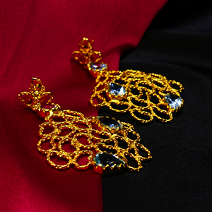 Boucles d'oreilles créatrice en argent sterling 925 plaqué or avec topaze bleue et pierres précieuses suspendues pour femmes. - Product Image 4