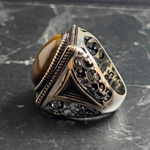 Anillo de Plata de Ley 925 Auténtica para Hombre con Piedra de Ojo de Tigre Marrón Natural Bordada con un Diseño Especial - Product Image 4