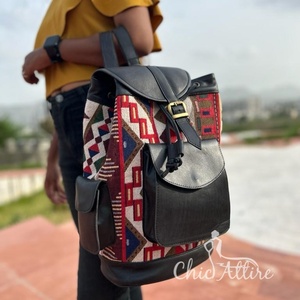 กระเป๋าเป้สะพายหลังหนังแจ็คการ์ดทำมือกระเป๋าหนังแท้ใช้ได้หลากหลายทุกเพศกระเป๋าดีไซน์วินเทจใหม่สินค้าจำนวนมาก - Product Image 1