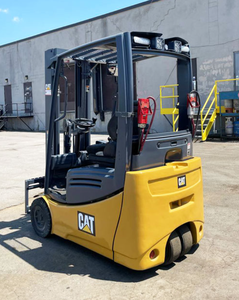 Chariot élévateur électrique à 3 roues 48V CAT 2ETC3000 avec une capacité de 3000 lb - Product Image 3