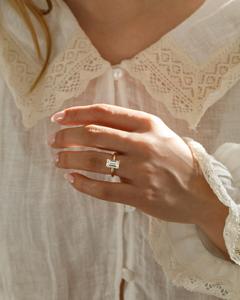 Bague de fiançailles solitaire CZ taille émeraude 7x9mm en or | Bijoux de mariage minimalistes classiques - Product Image 5