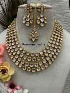 Ensemble de collier Kundan de haute qualité avec travail Meenakari au dos, collier de luxe avec boucles d'oreilles, Maang Tikka, idéal pour les mariages, les tenues de soirée - Product Image 2