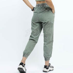 Joggers lavados con ácido para mujer hechos con materiales de alta calidad fabricados en Pakistán para un aspecto de moda único - Product Image 3