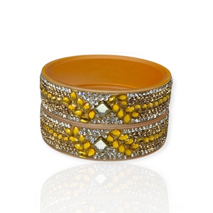 Conjunto de Brazaletes de Acrílico Hechos a Mano con Baño de Oro, Estilo Moderno, Acabado Antiguo con Perlas, Tradicional para Bodas, a Precio de Mayoreo - Product Image 3