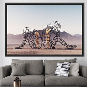 Deux personnes se retournant dans le dos, à Burning Man - Art sur toile imprimé, cadeau pour couple, 1P : encadré noir - Product Image 1