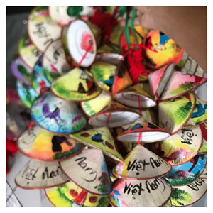 หมวกทรงกรวย โครงไม้ไผ่ธรรมชาติ หมวกสานจากใบปาล์ม สำหรับงานวัฒนธรรม การแสดงบนเวที และของขวัญ ผลิตในเวียดนาม - Product Image 1