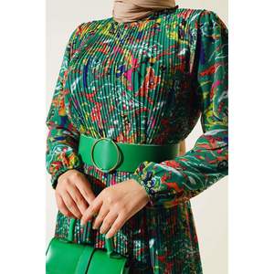 Robe mousseline plissée ceinturée Vert Perse - Product Image 2