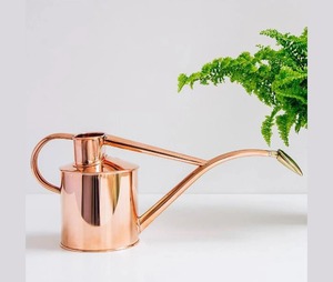 Regadera de metal de diseño floral con acabado verde y mango para plantas de jardinería convenientes y uso al aire libre - Product Image 3