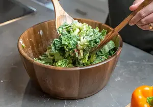Bol à salade artisanal en bois de mangue extra large moderne de haute qualité avec cuillères pour l'exportation mondiale disponible au meilleur prix - Product Image 6