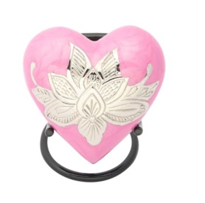 Belles urnes de crémation souvenir de coeur en laiton entièrement gravées Urnes en forme de coeur en métal de vente chaude avec support - Product Image 3