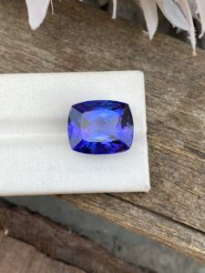 Pierre précieuse tanzanite naturelle certifiée 15.69 carats grande taille coussin coupe Zoisite pierre précieuse en vrac avec loupe propre pour bijoux - Product Image 2