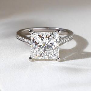 Anillo de Compromiso con Moissanita Corte Princesa de 9.5mm con Banda Pavé, Chapado en Oro Blanco, Cuatro Puntas, Joyería Fina para Mujer - Product Image 1