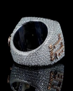 Bague unisexe en argent sterling 925 plaqué rhodium, sertie de diamants moissanite VVS personnalisés, avec un pavé étincelant, de luxe. - Product Image 3