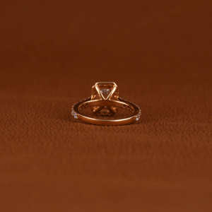 Lujoso anillo de compromiso con ajuste de halo de diamante cultivado en laboratorio de corte esmeralda, anillo de regalo de estilo moderno chapado en oro de 18KT para mujer - Product Image 4