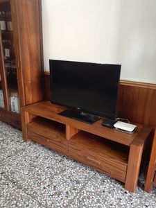 Mueble de TV de Teca Sostenible de Estilo Nórdico Moderno con 2 Cajones para Sala de Estar y Dormitorio - Product Image 3