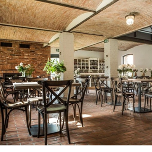 Silla de Café Minimalista Negra con Respaldo Cruzado, Silla de Comedor Elegante para Restaurantes, Bistrós, Cafeterías y Áreas de Comedor - Product Image 5