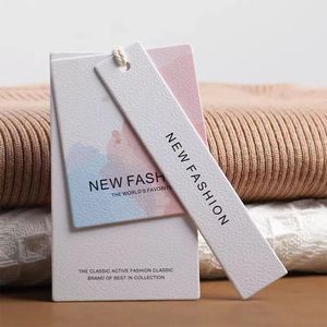 Diseñadores <span class=keywords><strong>de</strong></span> logotipo en relieve personalizado <span class=keywords><strong>para</strong></span> mi marca Tarjeta <span class=keywords><strong>de</strong></span> papel Etiquetas <span class=keywords><strong>de</strong></span> <span class=keywords><strong>ropa</strong></span> recicladas Etiqueta colgante <span class=keywords><strong>de</strong></span> papel <span class=keywords><strong>para</strong></span> <span class=keywords><strong>ropa</strong></span> - Product Image 1