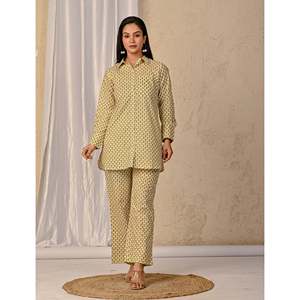 ชุดเซ็ตผ้าฝ้ายพิมพ์ลายบาริกบุตติสีมัสตาร์ดพาสเทล พร้อมเสื้อติดกระดุม - Product Image 3