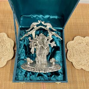 Ídolo de Radha Krishna bañado en plata bajo un árbol - Product Image 3