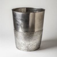Jardinière silencieuse Aura argentée avec texture forgée à la main et bord lisse conçue pour les espaces minimalistes ou le style de balcon paisible