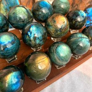 Vente en gros de sphères de pierre de labradorite naturelle polie, cristal sphérique, pierre précieuse scintillante pour la décoration intérieure, la méditation, le reiki, cadeau - Product Image 1