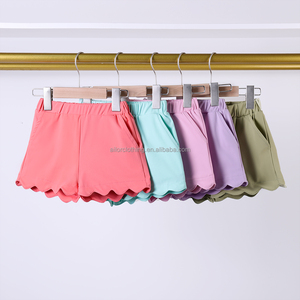 Conjunto de dos piezas elástico para niñas pequeñas, sin mangas, con media cremallera y borde festoneado, de tela para yoga y ropa deportiva, precio de fábrica - Product Image 3