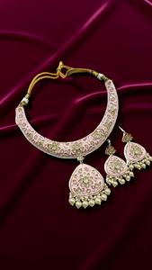 Elegante collar de Gargantilla Meenakari chapado en oro de latón pintado a mano en rosa con Kundan Polki y gotas de perlas para fiesta - Product Image 2
