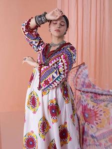 Vestido de corte Aliya estampado de algodón puro de tendencia y Dupatta estampado con pantalón Hermosa tela de calidad premium a precio efectivo - Product Image 3