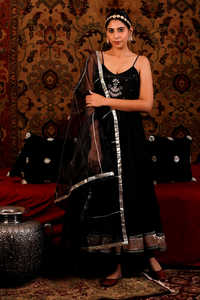 เดรส Anarkali มีสายรัดสำหรับผู้หญิงสีดำเข้มปักลายโกต้าแพตติสำหรับงานเลี้ยงฉลอง - Product Image 3