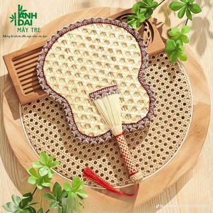 Éventail traditionnel vietnamien en paille de blé de style feuille : broderie rouge exquise, accessoire fait main parfait pour le Tet et les festivals. - Product Image 5