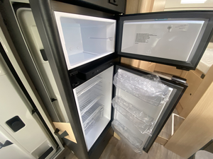 Autocaravana de Lujo de 5m, Mini Autocaravana para 4 Personas, Impermeable, Ligera, de Aluminio y Acero, EURO 5, 3500KG de Carga Útil, Completamente Equipada - Product Image 5