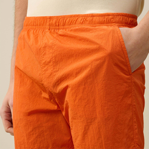 Pantalones cortos de playa sólidos de poliéster 100% naranja brillante personalizados, bañadores de verano ligeros de secado rápido para hombre, cintura elástica con cordón - Product Image 5