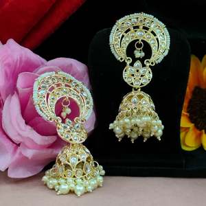 Bijoux patrimoniaux Jhumkas Kundan en forme de dôme avec des perles brillantes en cascade suspendues et des Jhumkas en cascade qui capturent l'essence - Product Image 1