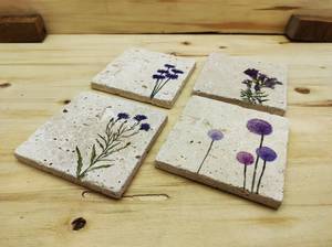 Ensemble de sous-verres en pierre naturelle travertin, motifs floraux avec support de présentation décoratif - Product Image 4
