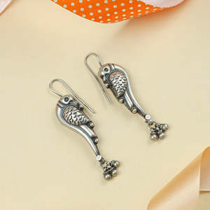 Pendientes Tridha Vintage de Plata 92.5 con Granate y Perla de Agua Dulce, Diseño de Gota Chapada en Oro, Estilo Vintage Encantador para Regalo - Product Image 1