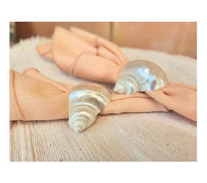 Accessoire de table côtier classique : Anneau de serviette en coquillage pour événements formels et décontractés - Product Image 1