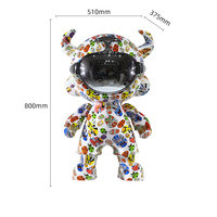 Sculpture artistique moderne et colorée en fibre de verre peinte à la main JingYue, casque d'astronaute en forme de corne de taureau, décoration intérieure du Guangdong