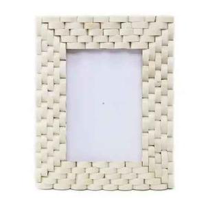 Cadre photo rond en résine artisanal avec incrustation d'os - Product Image 1