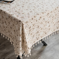 Nappe de table carrée en coton tissé brodée de fleurs pour mariage |   Haut à volants réutilisable personnalisable, style vintage européen, respectueux de l'environnement