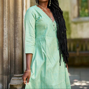 Robe enveloppe verte Dharani, tissage à la main, bohème, pur coton, décontractée, occasionnelle, taille ajustable, mode éthique - Product Image 1