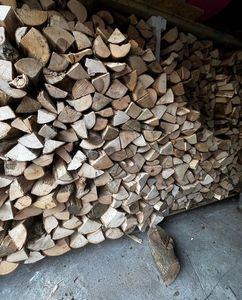 ฟืนไม้เนื้อแข็ง ความชื้นต่ำ พร้อมจุดไฟ จัดส่งรวดเร็ว - Product Image 1