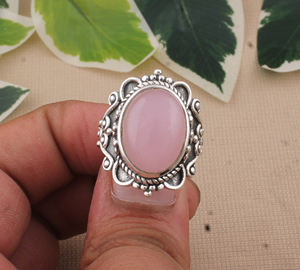 แหวนเงินสเตอร์ลิงพร้อมโรสควอตซ์ธรรมชาติแหวนเงินลายออกซิไดซ์แหวนเงินแหวนอัญมณีที่ได้รับแรงบันดาลใจจากวินเทจ - Product Image 2