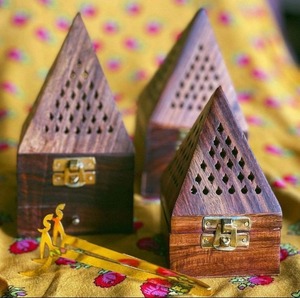 Porte-brûleur d'encens Oud en bois fabriqué à la main de bonne qualité diffuseur d'arôme naturel avec un design durable et une option d'emballage en vrac - Product Image 1