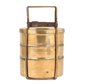Boîte tiffin vintage en laiton martelé avec trois compartiments de transport pratiques, pièces de transport de nourriture de pique-nique élégantes et fonctionnelles - Product Image 5