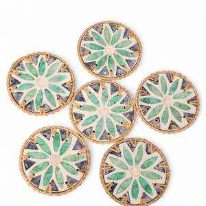 Posavasos Premium de Nácar con Borde de Ratán Hecho a Mano para una Protección Elegante de la Mesa - Product Image 1