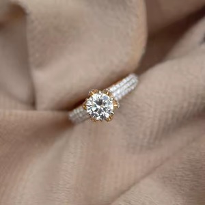 แหวนฮาโลเพชรสำหรับงานแต่งงานดีไซน์เนอร์ลายดอกไม้สีเหลืองทอง18K VS1ในห้องปฏิบัติการสำหรับเป็นของขวัญวันครบรอบเหมาะสำหรับเป็นของขวัญ - Product Image 3