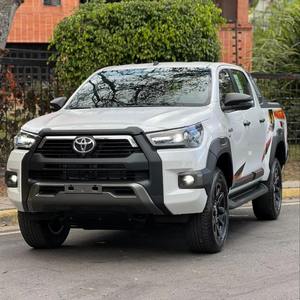 Toyota Hilux Revo 2024 en parfait état de marche - Product Image 2